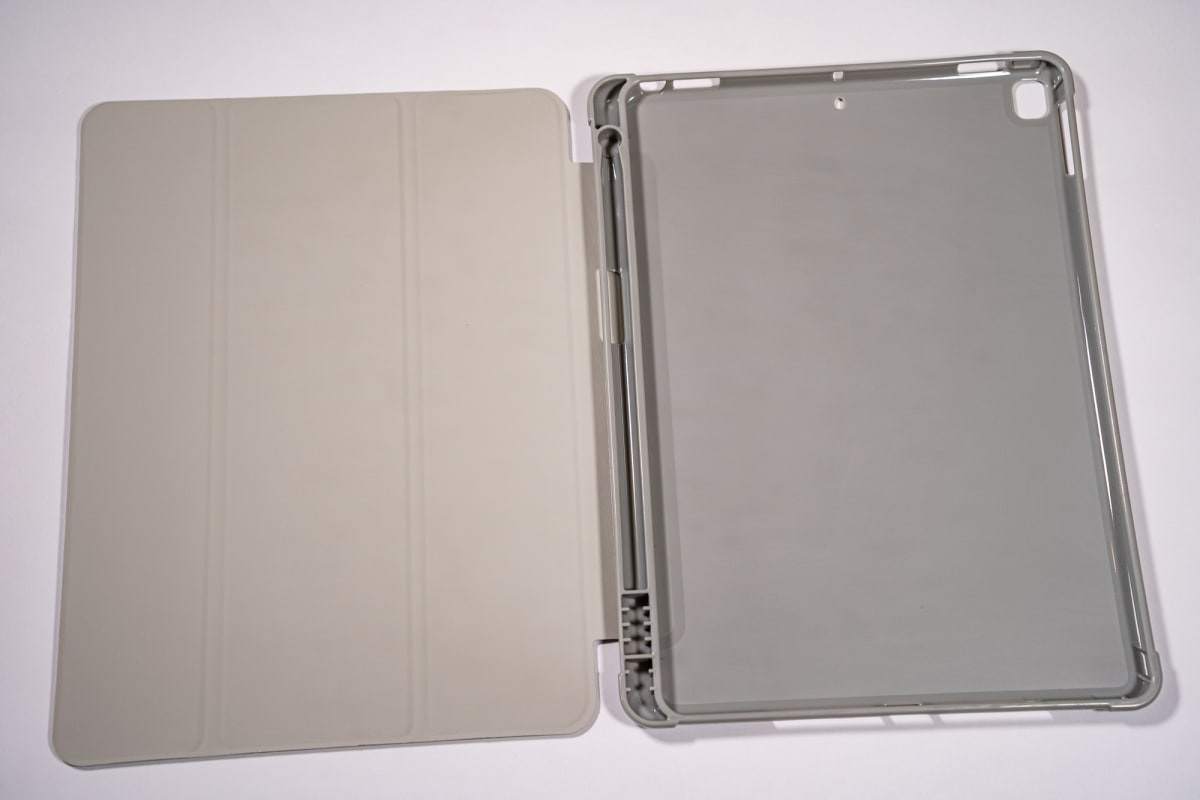 MAGNETICA CON TAPA DE CUERO BLANCO INVIERNO IPAD PRO 10,52