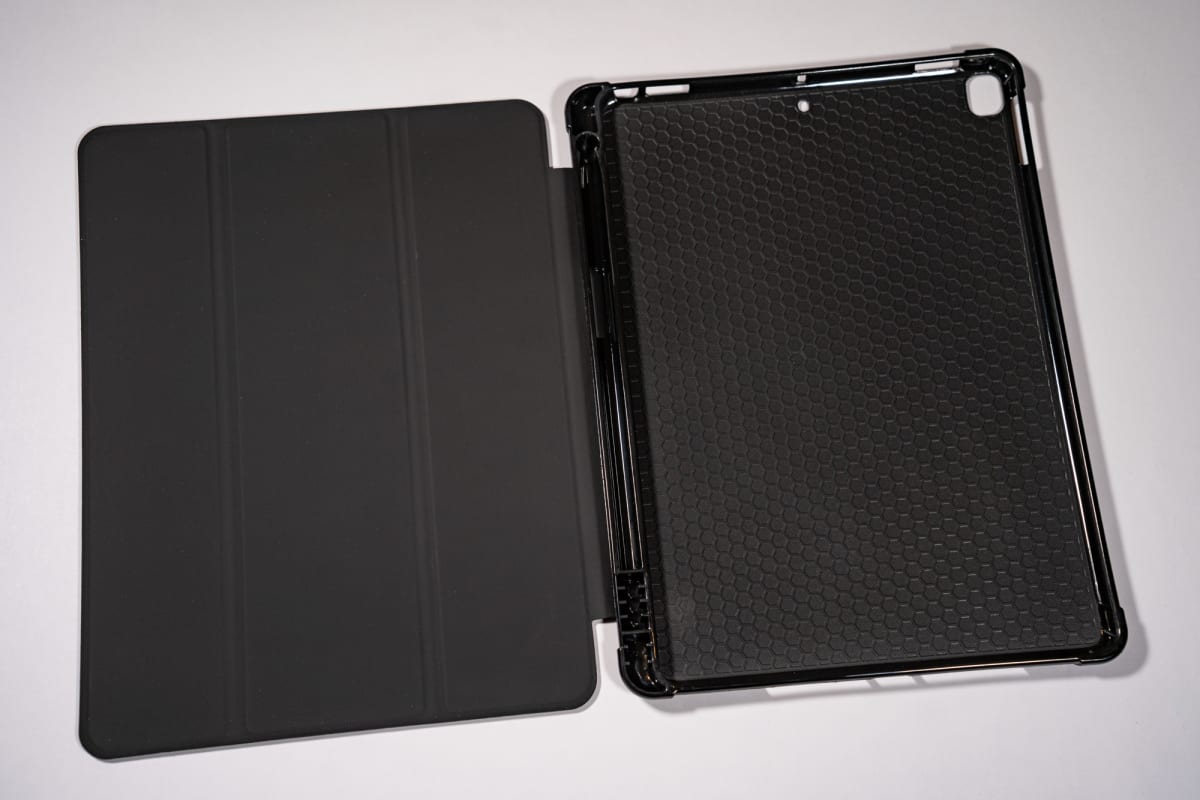 MAGNETICA CON TAPA DE CUERO NEGRO IPAD 5TA/6TA GENERACION2