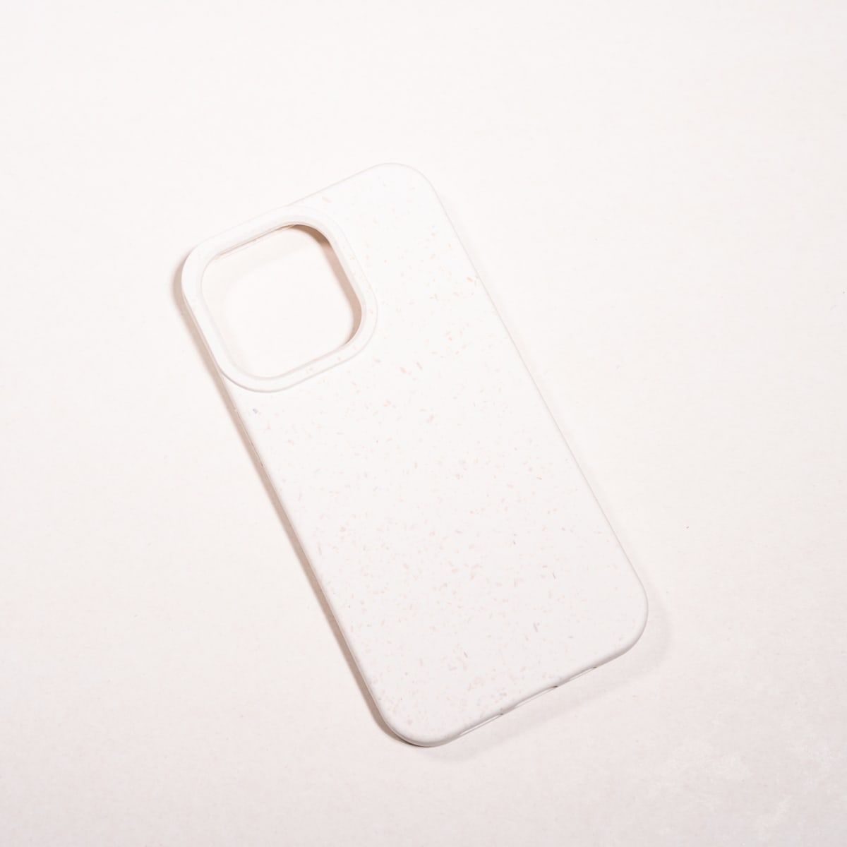 BIODEGRADABLE ANTIGOLPES BLANCO IPHONE 13 PRO1