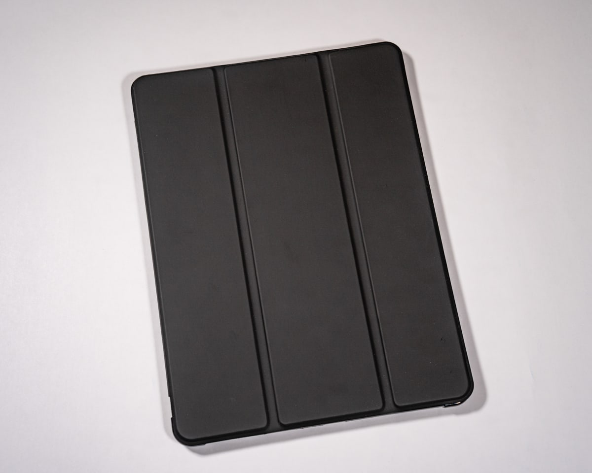 MAGNETICA CON TAPA DE CUERO NEGRO 2 IPAD PRO 10,51