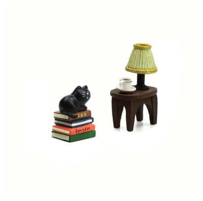 Adorno de resina de gatito decorativo con libros, café y mesita de noche