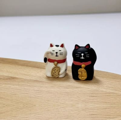 Adorno de resina de gatitos decorativos Maneki-neko o gato de la suerte