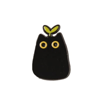 Pin esmaltado diseño de gatito negro con hojita verde