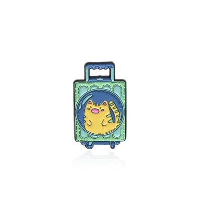 Pin esmaltado diseño de gatito en maleta de viaje