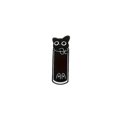 Pin esmaltado diseño gatito negro en un vaso alto