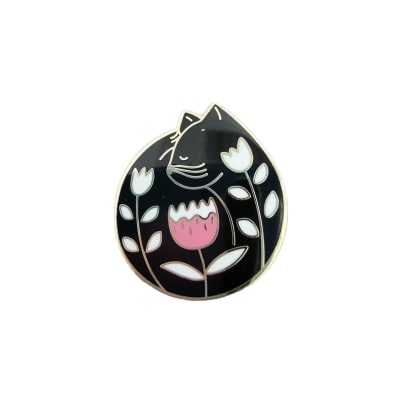 Pin esmaltado diseño de gato negro con flores blancas