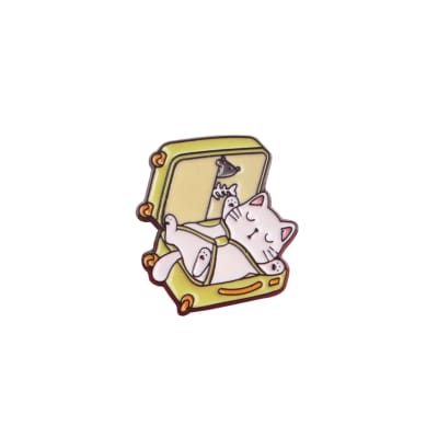 Pin esmaltado diseño de gatito blanco dentro de una maleta de viaje