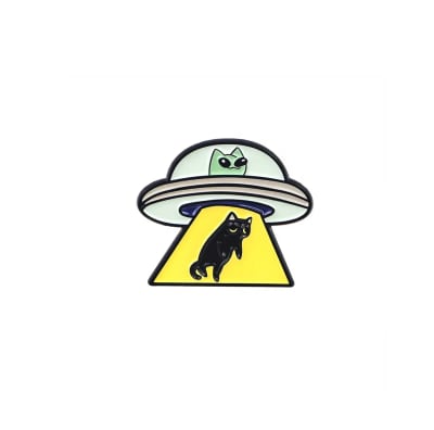 Pin esmaltado diseño de gato negro abducido por un platillo volador