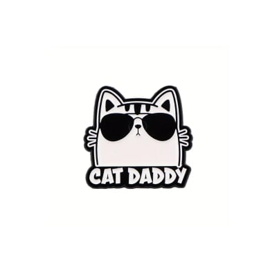 Pin esmaltado diseño de gato con lentes de sol 