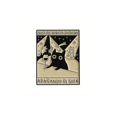 Pin esmaltado diseño de gatito negro tomando vino