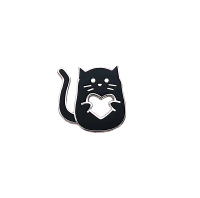 Pin esmaltado diseño de gatito negro con un corazón