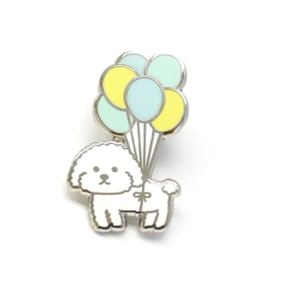Pin esmaltado diseño de poodle blanco con globitos