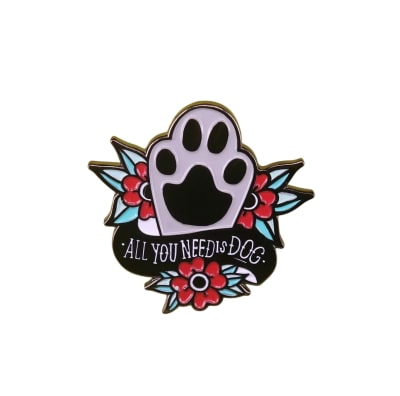Pin esmaltado diseño de patita de perro con flores 