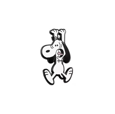 Pin esmaltado diseño perro Snoopy colgando