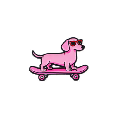 Pin esmaltado diseño de perro Salchicha rosado con lentes en un skate