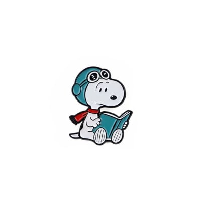 Pin esmaltado diseño perro Snoopy aviador leyendo