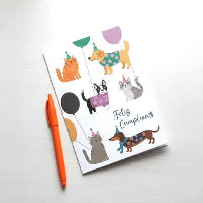 Tarjeta de cumpleaños con diseño de perros y gatos con globos ¨Feliz cumpleaños¨
