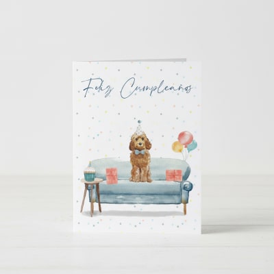 Tarjeta de cumpleaños de perro sentado en un sofá