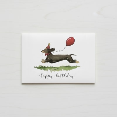 Tarjeta de Cumpleaños con diseño de perro salchicha corriendo con Globo ¨Happy Birthday¨