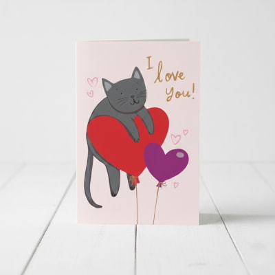 Tarjeta de San Valentin con diseño de gatito sobre globos 
