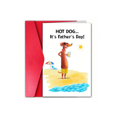 Tarjeta por el día del padre perro salchicha en la playa