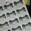 Molde de silicona con forma de huesitos 2