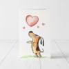 Tarjeta de San Valentin con diseño de perrito persiguiendo un corazón 0