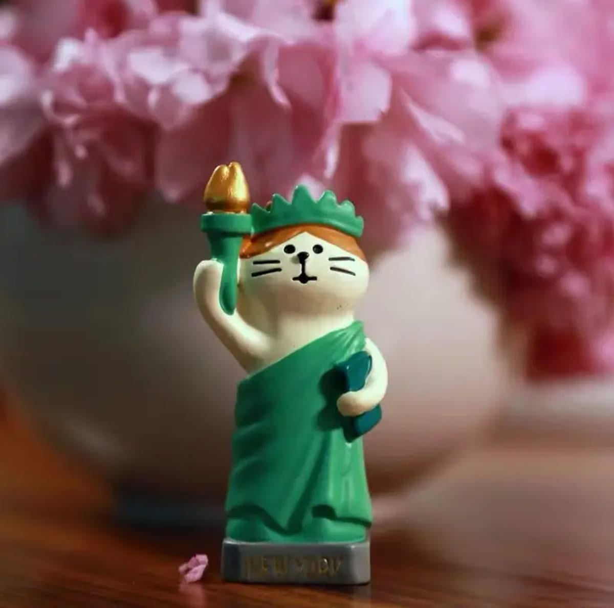 Adorno de resina de gatito decorativo La Estatua de La Libertad2