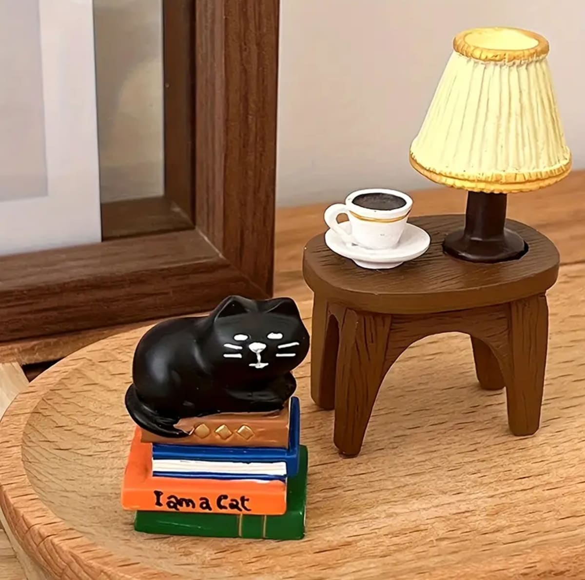 Adorno de resina de gatito decorativo con libros, café y mesita de noche2