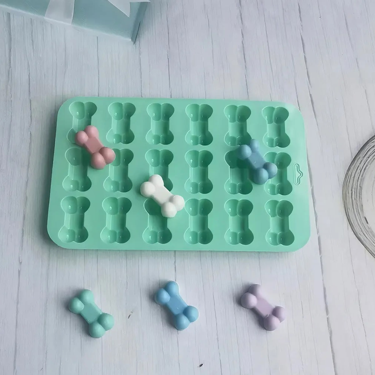 Molde de silicona con forma de huesitos 1