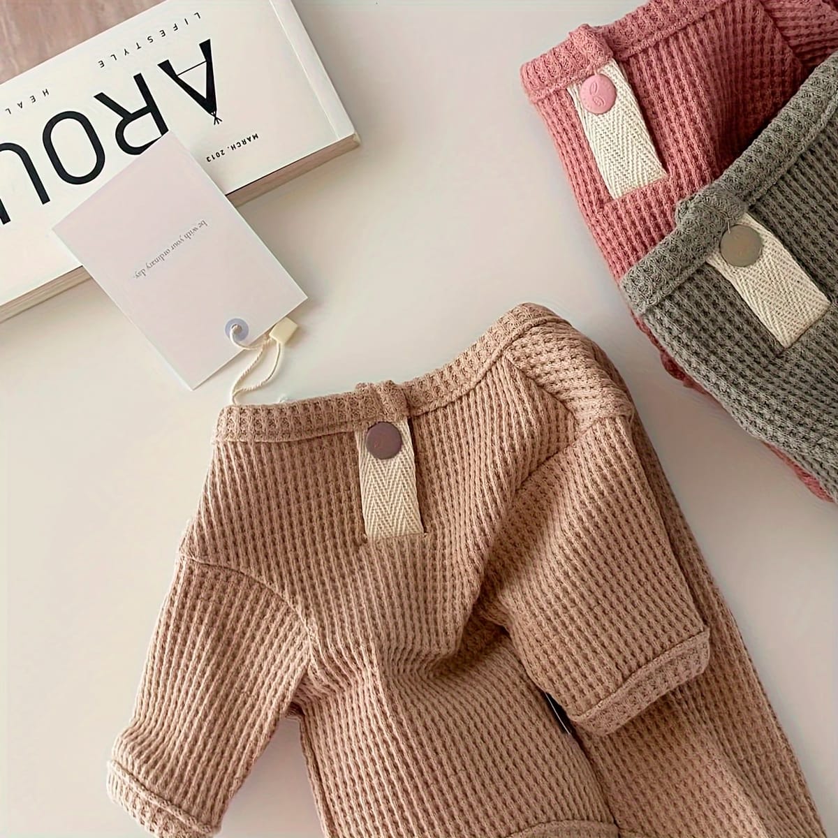 Polera de hilo con botón para perro pequeño/mediano caqui3