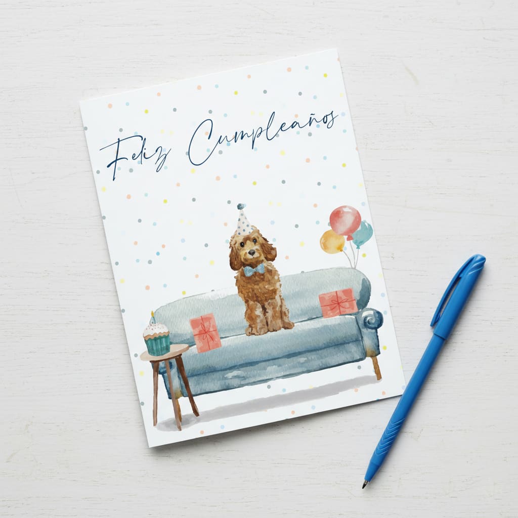 Tarjeta de cumpleaños de perro sentado en un sofá3