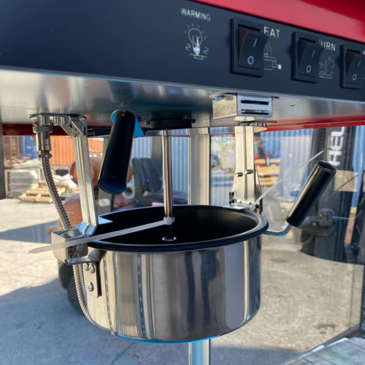 Máquina Pop Corn o Cabritas con Vitrina Mantenedora13