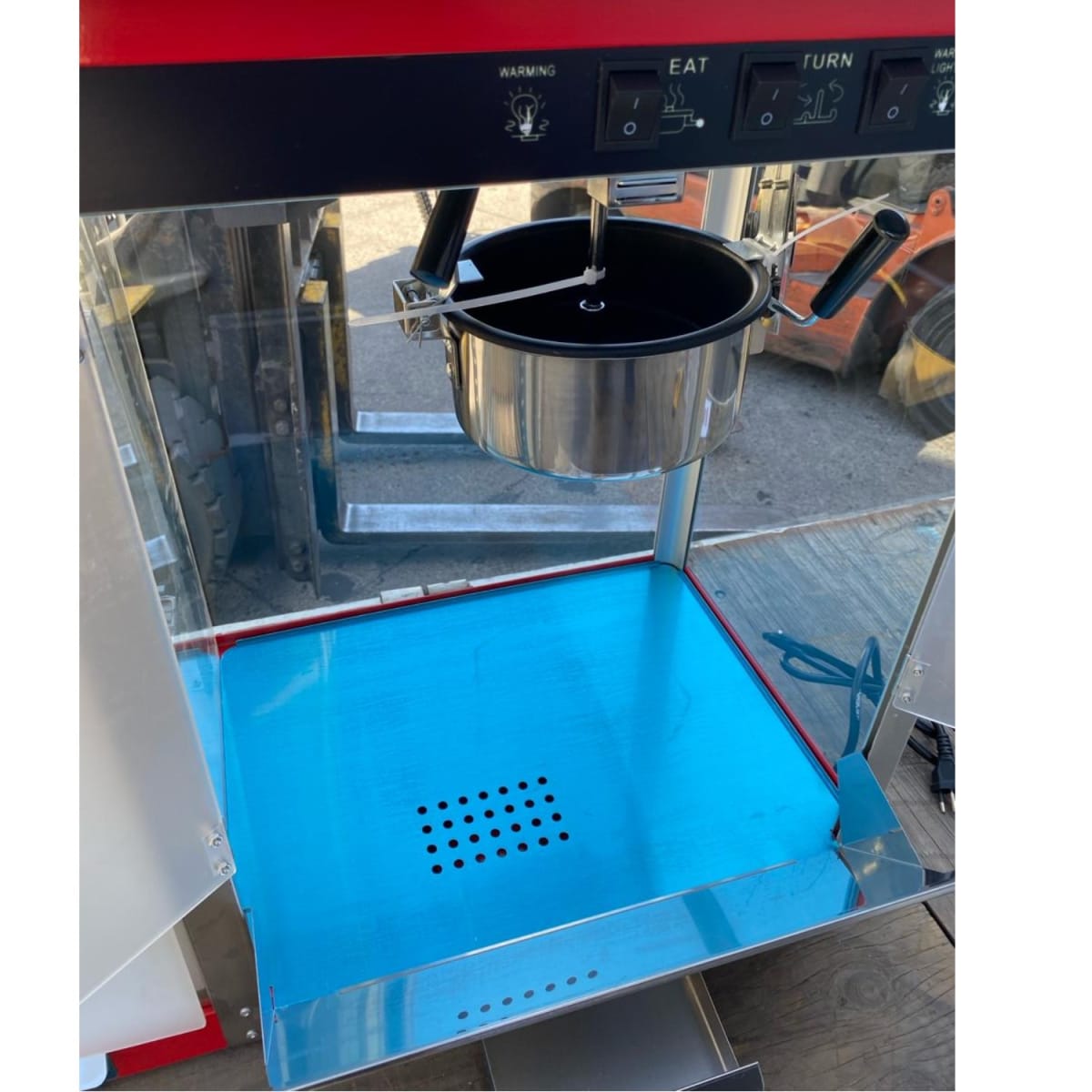 Máquina Pop Corn o Cabritas con Vitrina Mantenedora17
