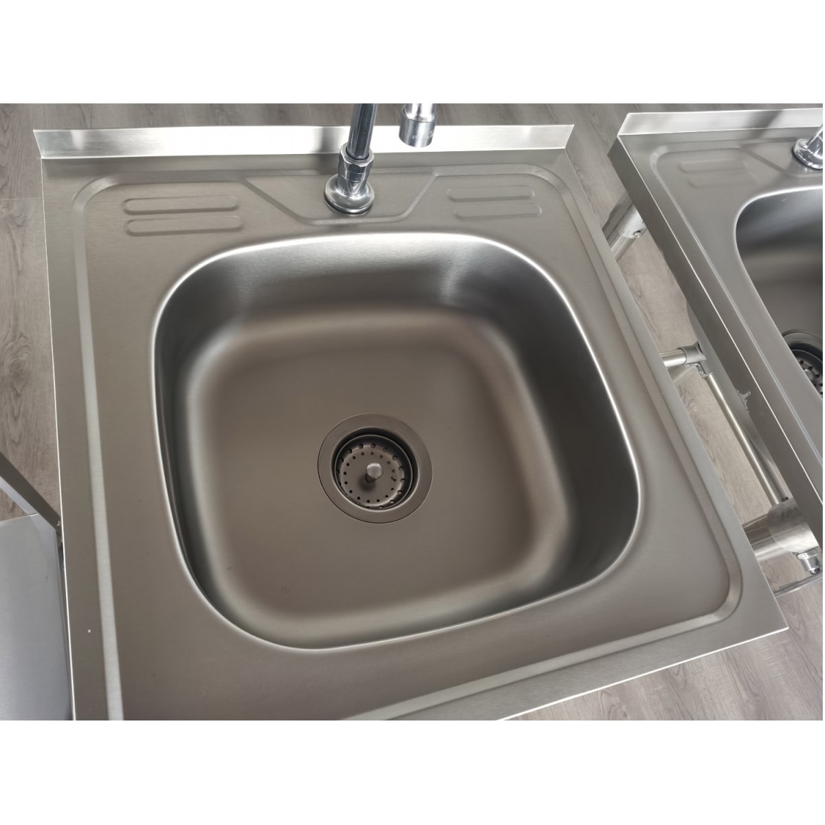 Lavamanos Acción Pedal Acero Inox. con grifería6