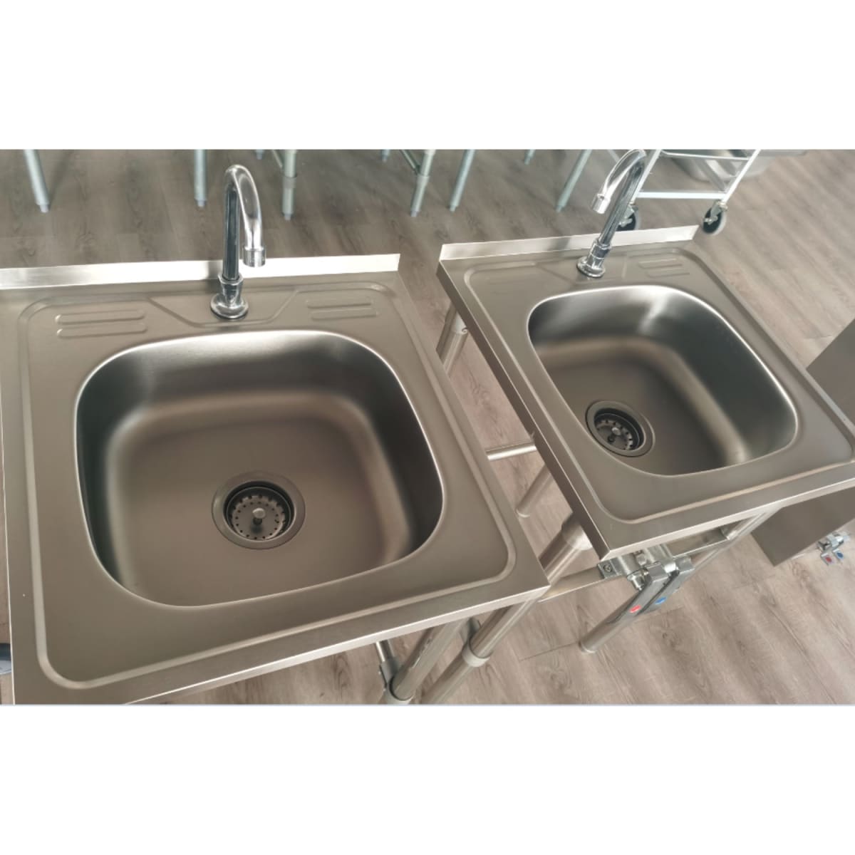 Lavamanos Acción Pedal Acero Inox. con grifería7