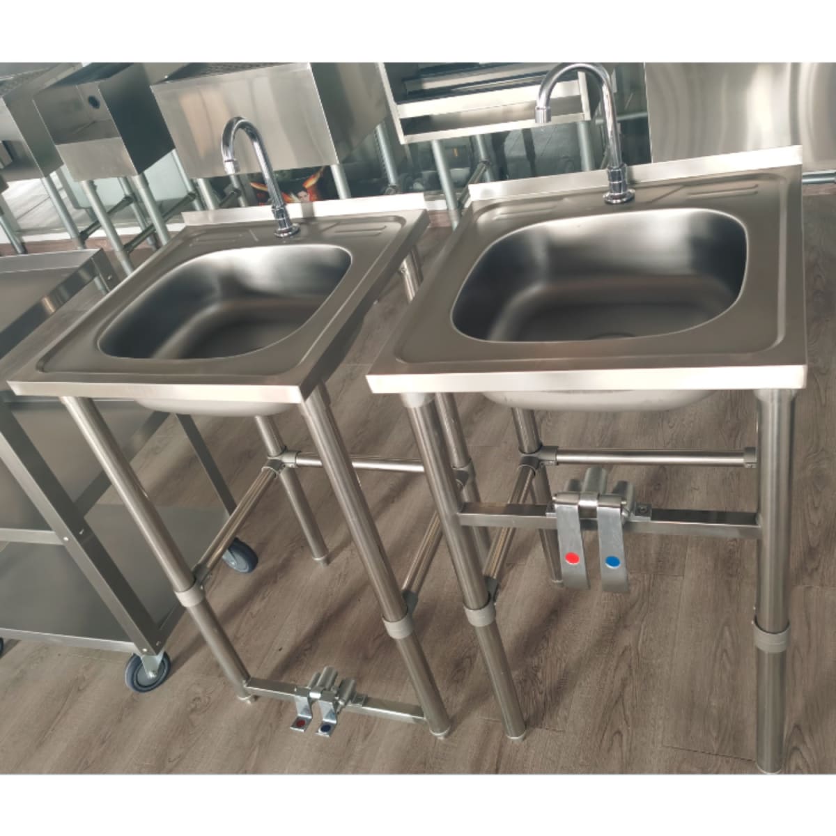 Lavamanos Acción Pedal Acero Inox. con grifería8