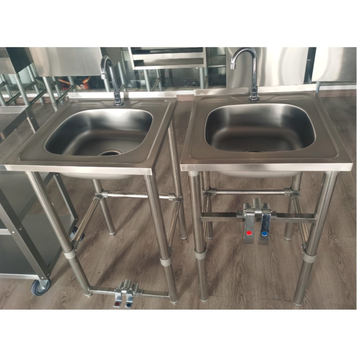 Lavamanos Acción Pedal Acero Inox. con grifería5