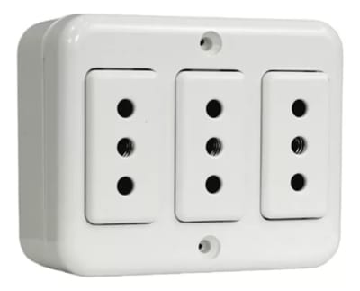 ENCHUFE HEMBRA SOBREPUESTO TRIPLE