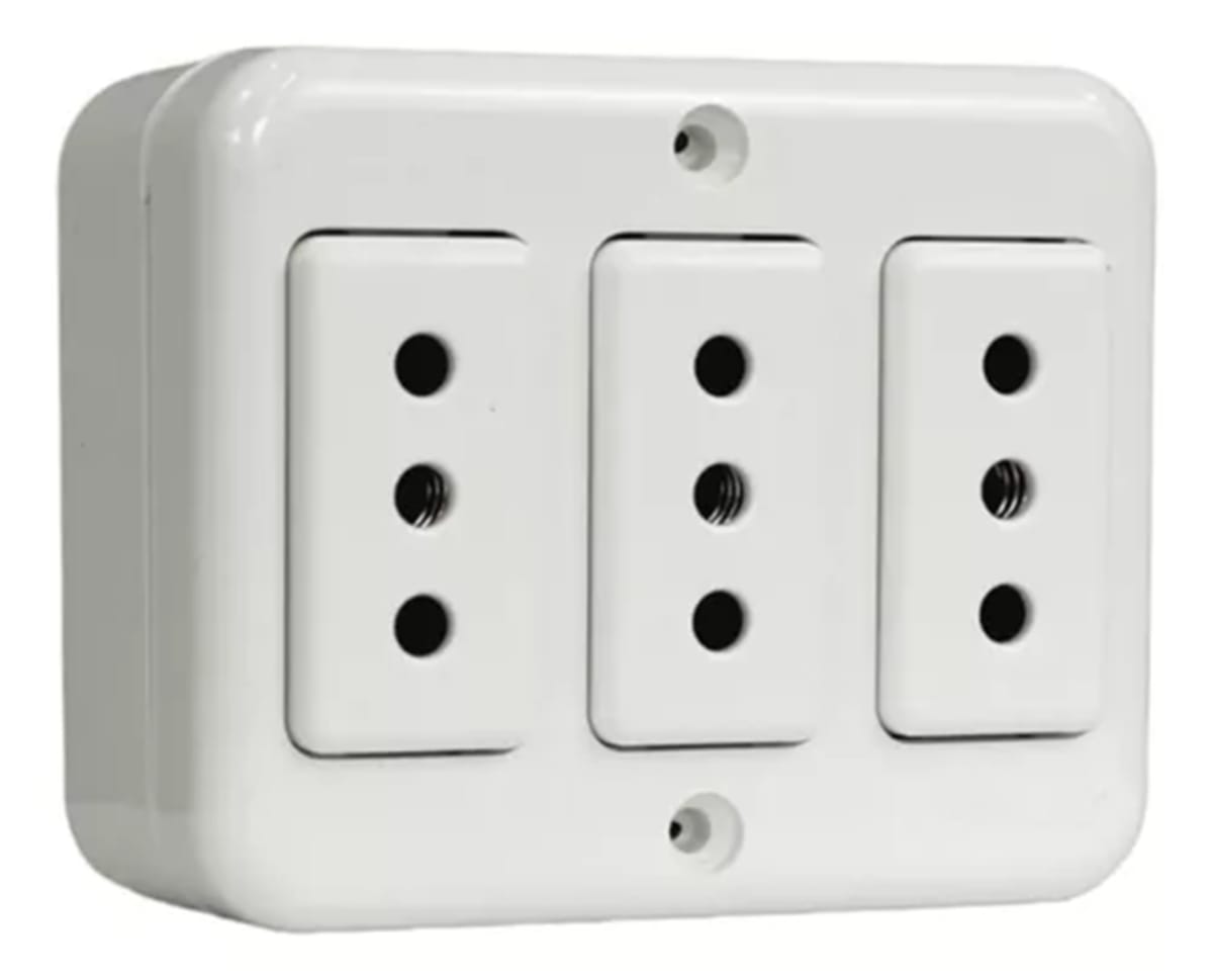 ENCHUFE HEMBRA SOBREPUESTO TRIPLE1