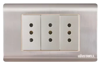 TOMA CORRIENTE EMPO. TRIPLE 10A ACERO-INOX CURVA UYUSPOOLS1