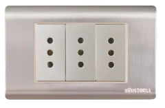 TOMA CORRIENTE EMPO. TRIPLE 10A ACERO-INOX CURVA UYUSPOOLS