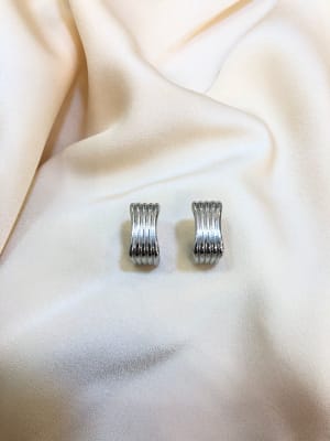 ARETES PLATEADO MEDIO CUADRADO LINEAS 27361