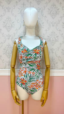 ROPA DE BAÑO IPANEMA BLANCO FLORES NARANJA Y VERDE CON COPAS CRUZADO1