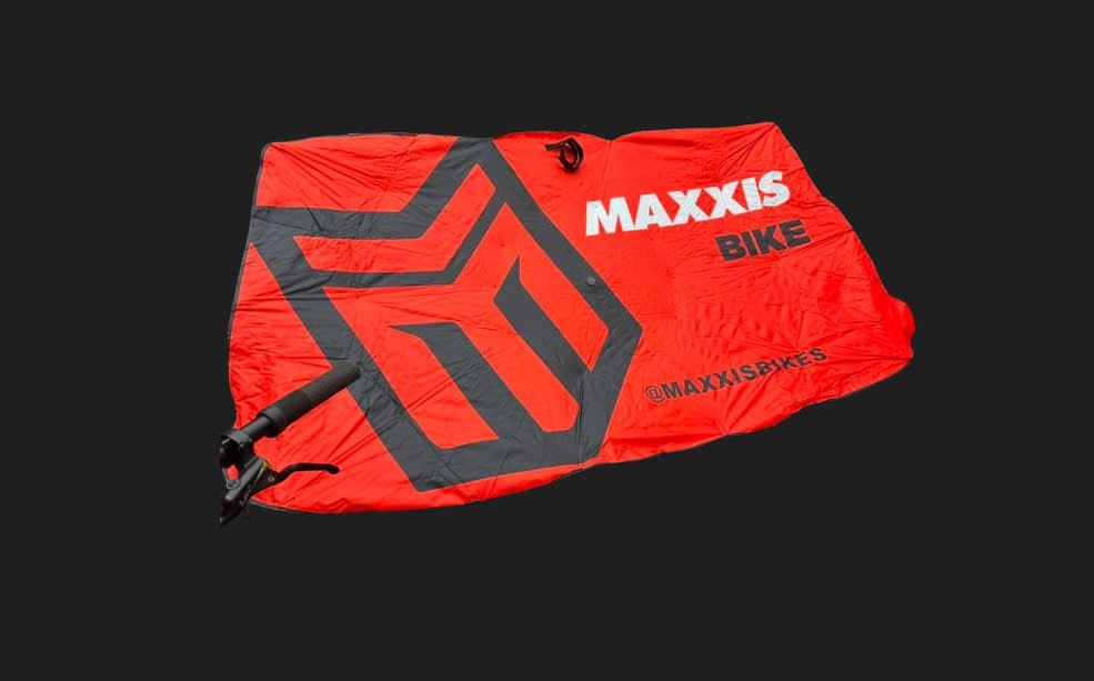 PROTECTOR SOL PARABRISAS MAXXIS1