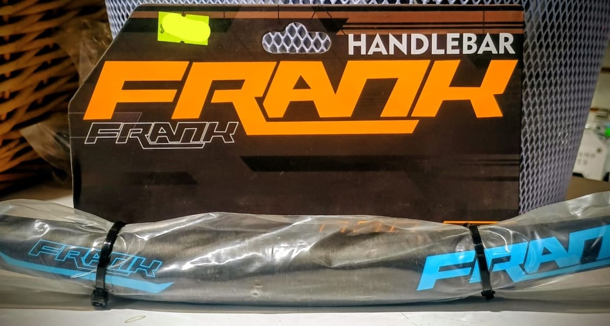 MANUBRIO MTB ALUMINIO NEGRO CON LOGO AZUL 810 MM X 31.8 MM RISE 15 MM FRANK2
