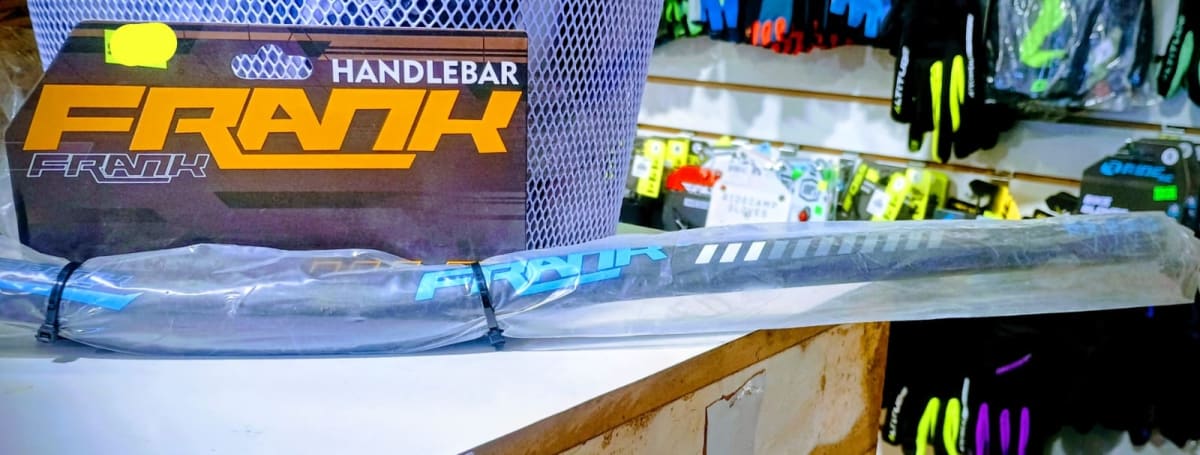 MANUBRIO MTB ALUMINIO NEGRO CON LOGO AZUL 810 MM X 31.8 MM RISE 15 MM FRANK4