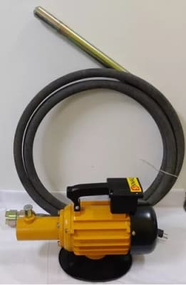 Alquiler de vibradora de concreto eléctrica 2HP con manguera de 6 MT