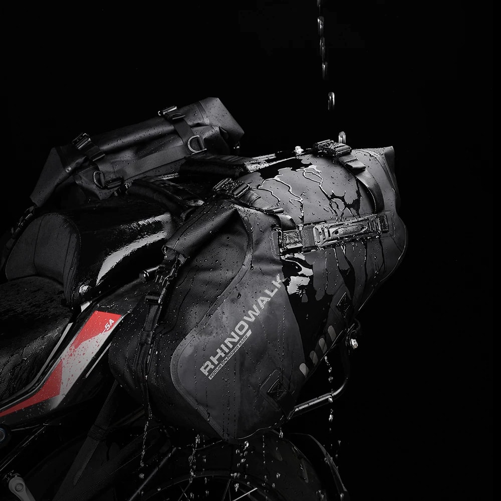 BOLSO  DE ASIENTO TRASERO 28 LT. IMPERMEABLE NEGRO3