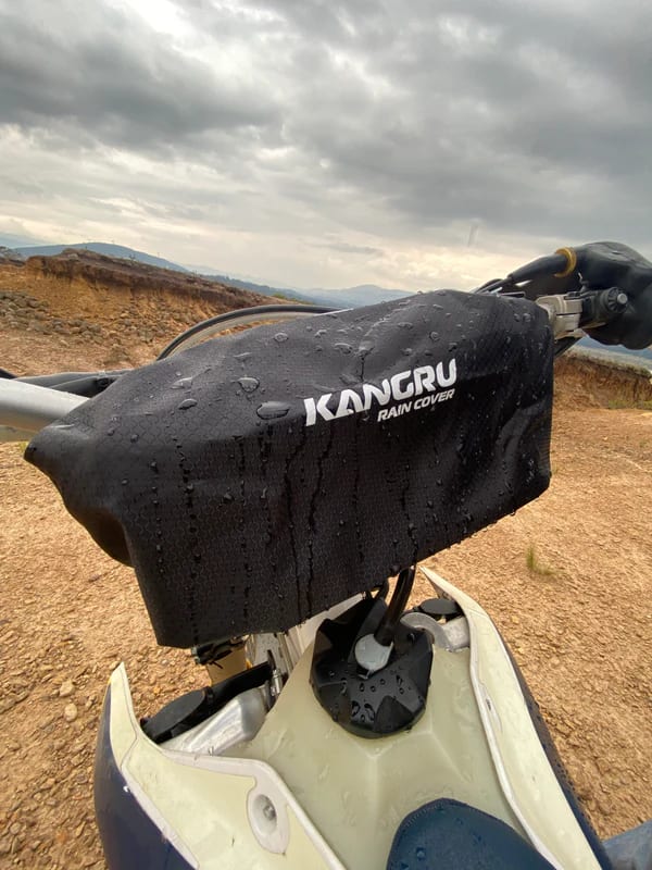 KANGRU - MALETA DE MANUBRIO CON RAIN COVER10